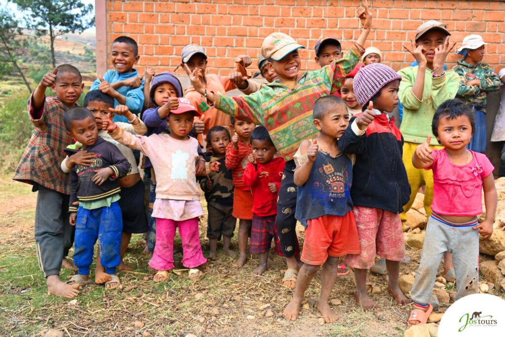 Des enfants du village avec le pouce levé