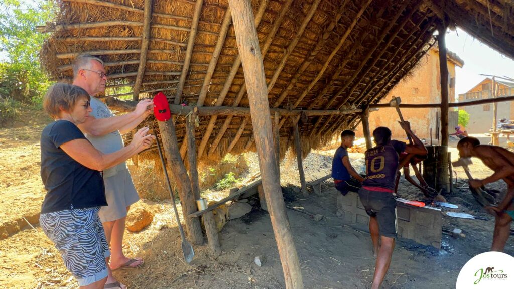 Des forgerons concentrés sur leur ouvrage