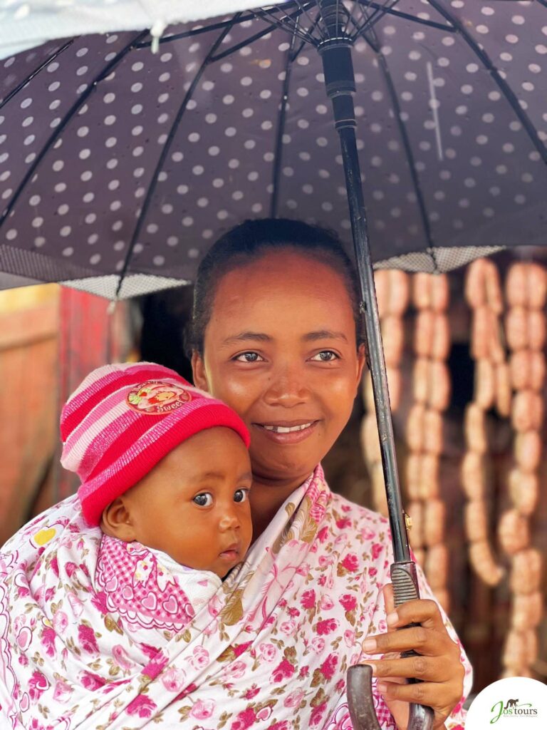 Une mère abritant son enfant sous un parapluie