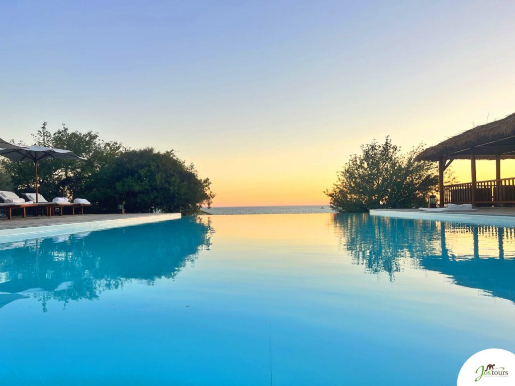 Une piscine avec vue sur la mer