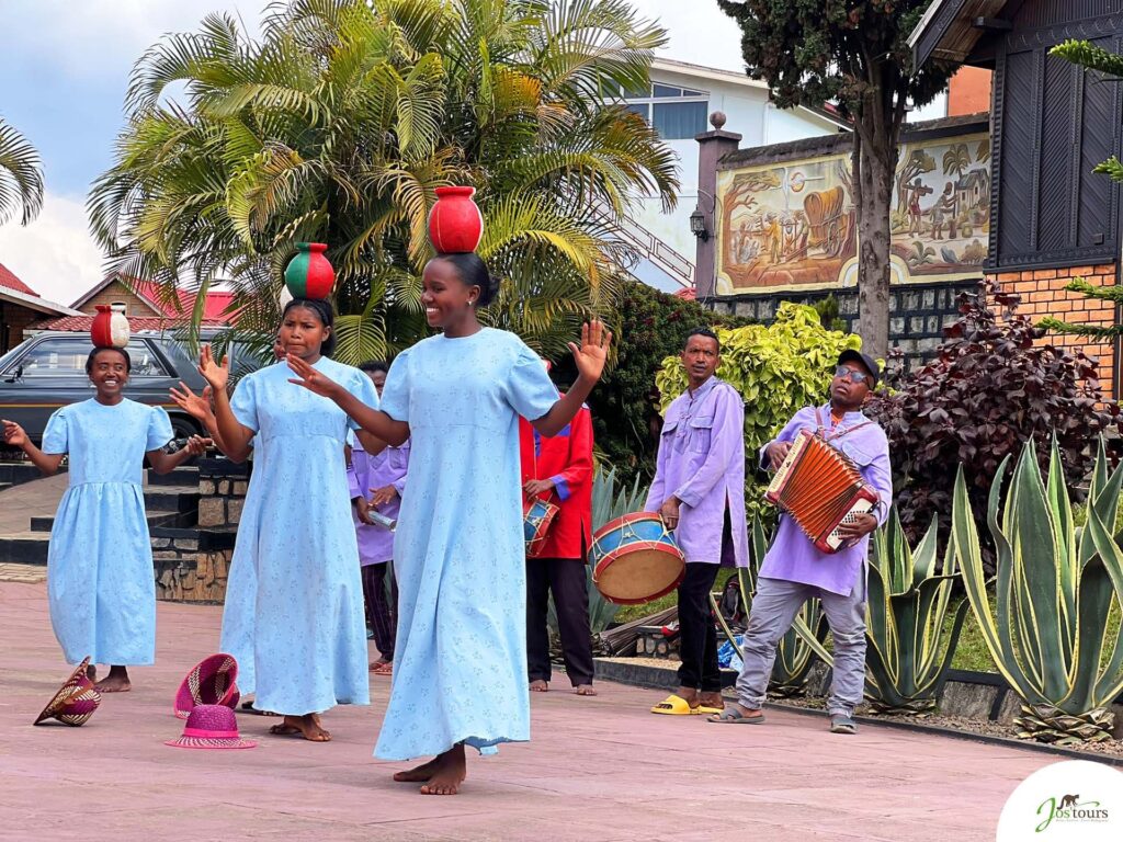 Scène culturelle avec une danseuse traditionnelle