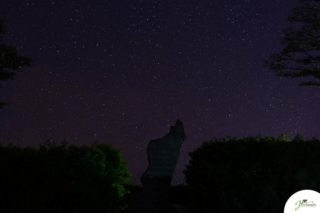 Une statue de Madagascar sous les lumières nocturnes