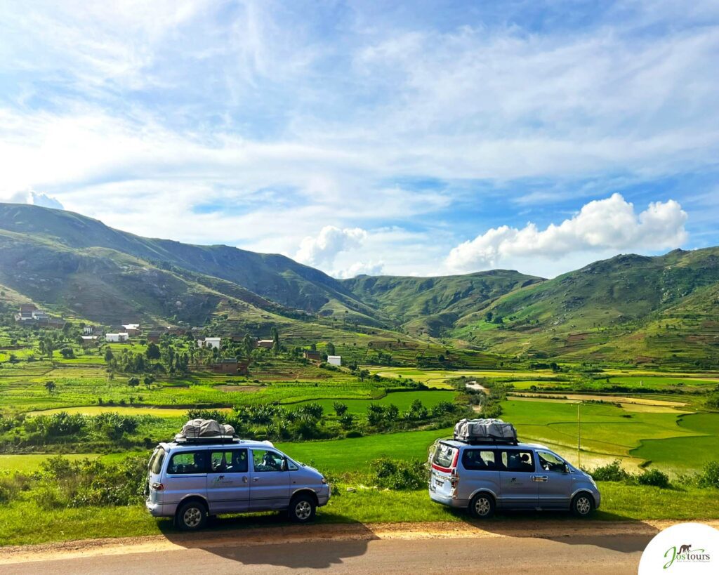 Voiture garée sur le bord de la route