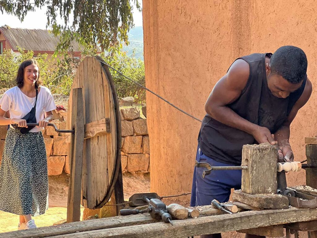 travail bois tour manuel extérieur Madagascar
