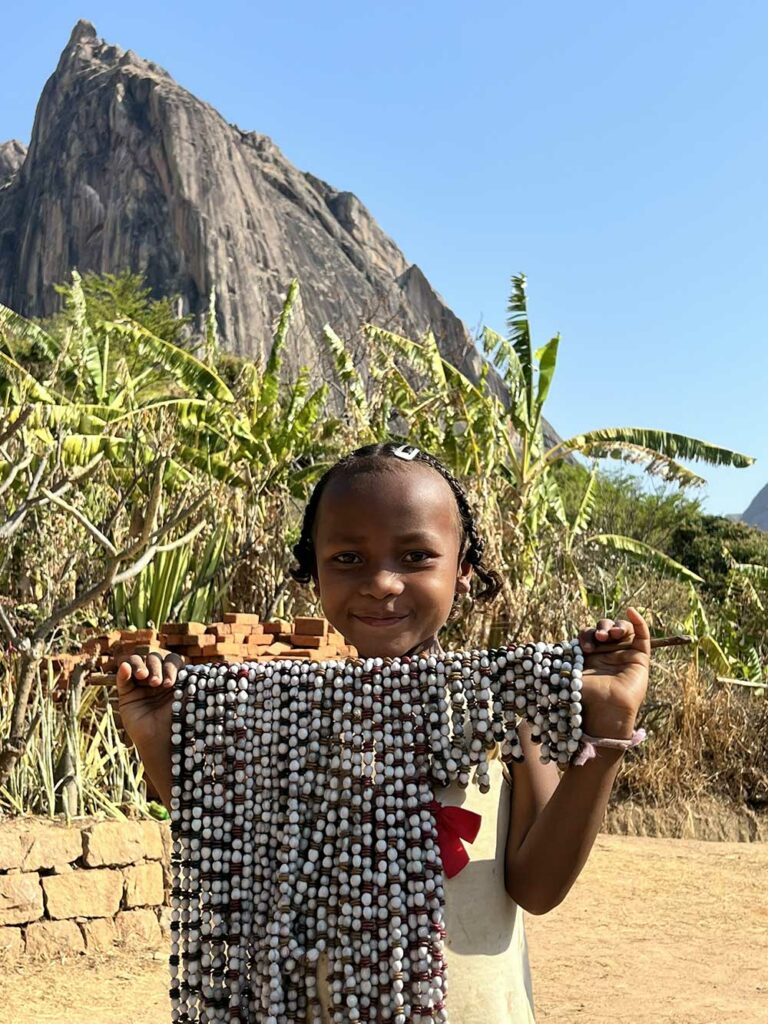 culture malgache bijoux perles enfant