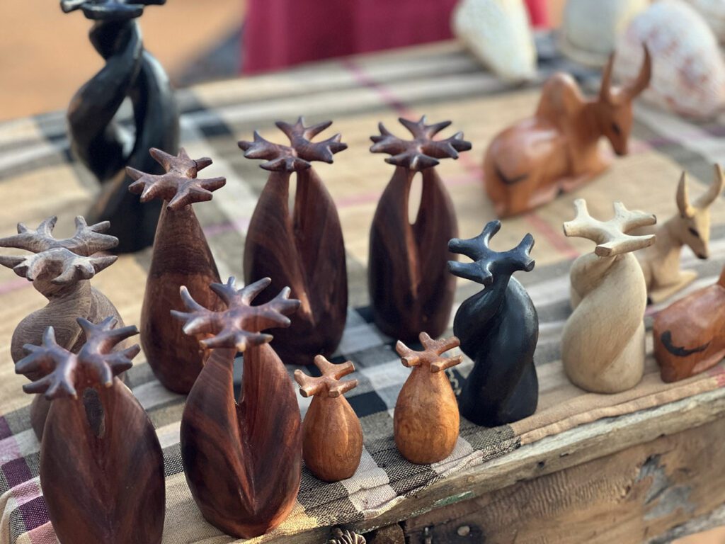 artisan sculpteur bois atelier Madagascar