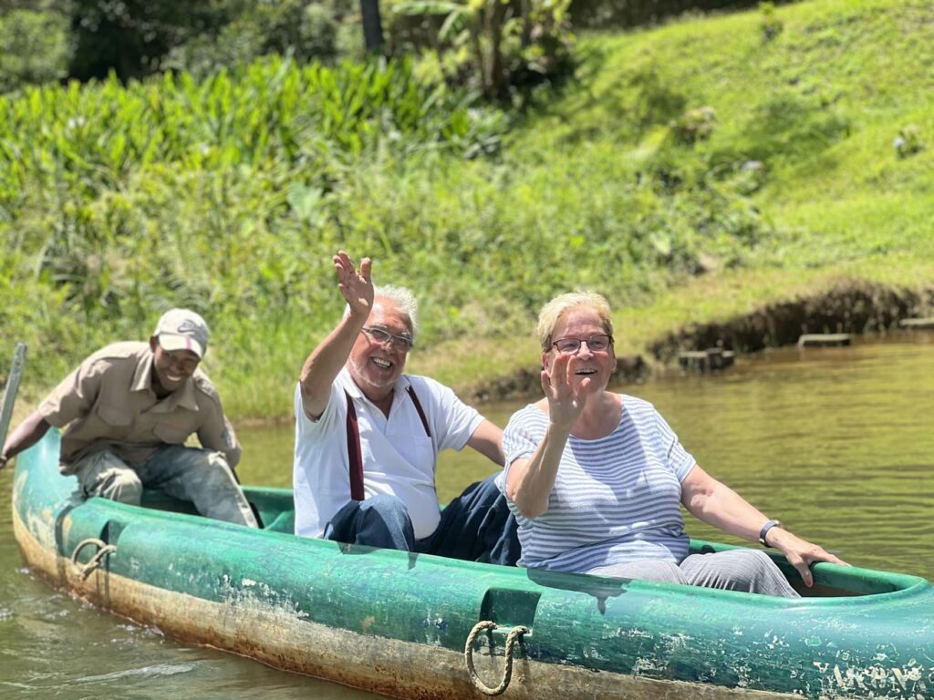 Guide malgache accompagnant des voyageurs en kayak lors d’une excursion sur les eaux