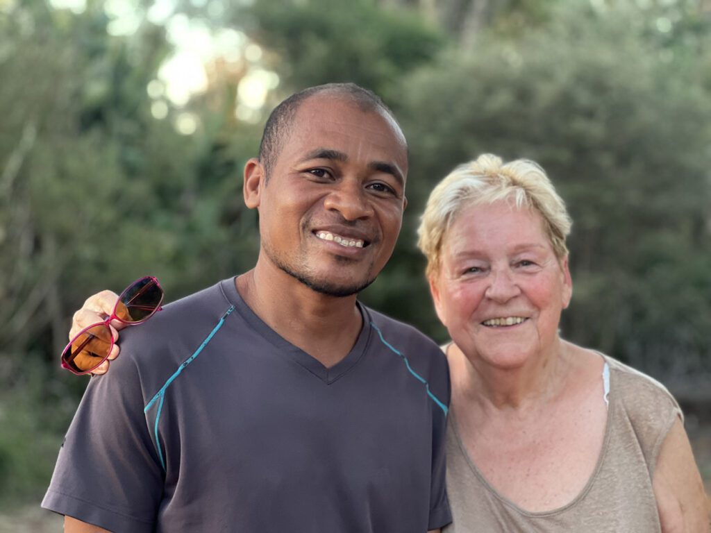 Guide malgache partage un moment photo convivial avec des touristes