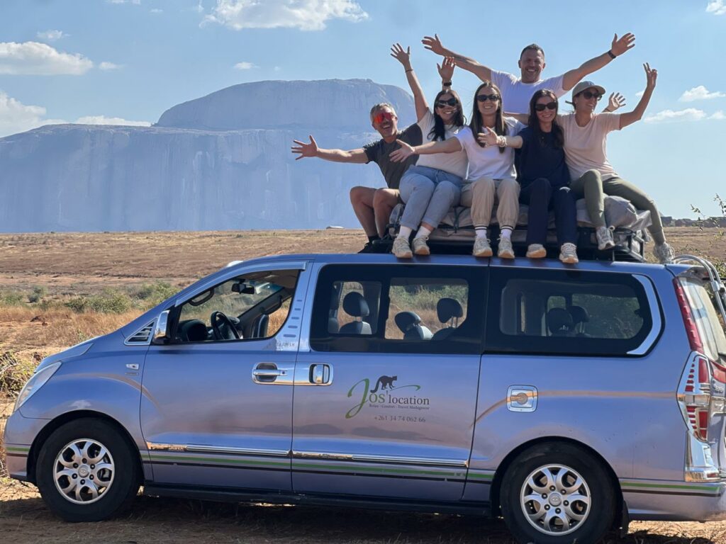 Guide-chauffeur de Jos Tours et son véhicule climatisé avant le départ d’un circuit à Madagascar
